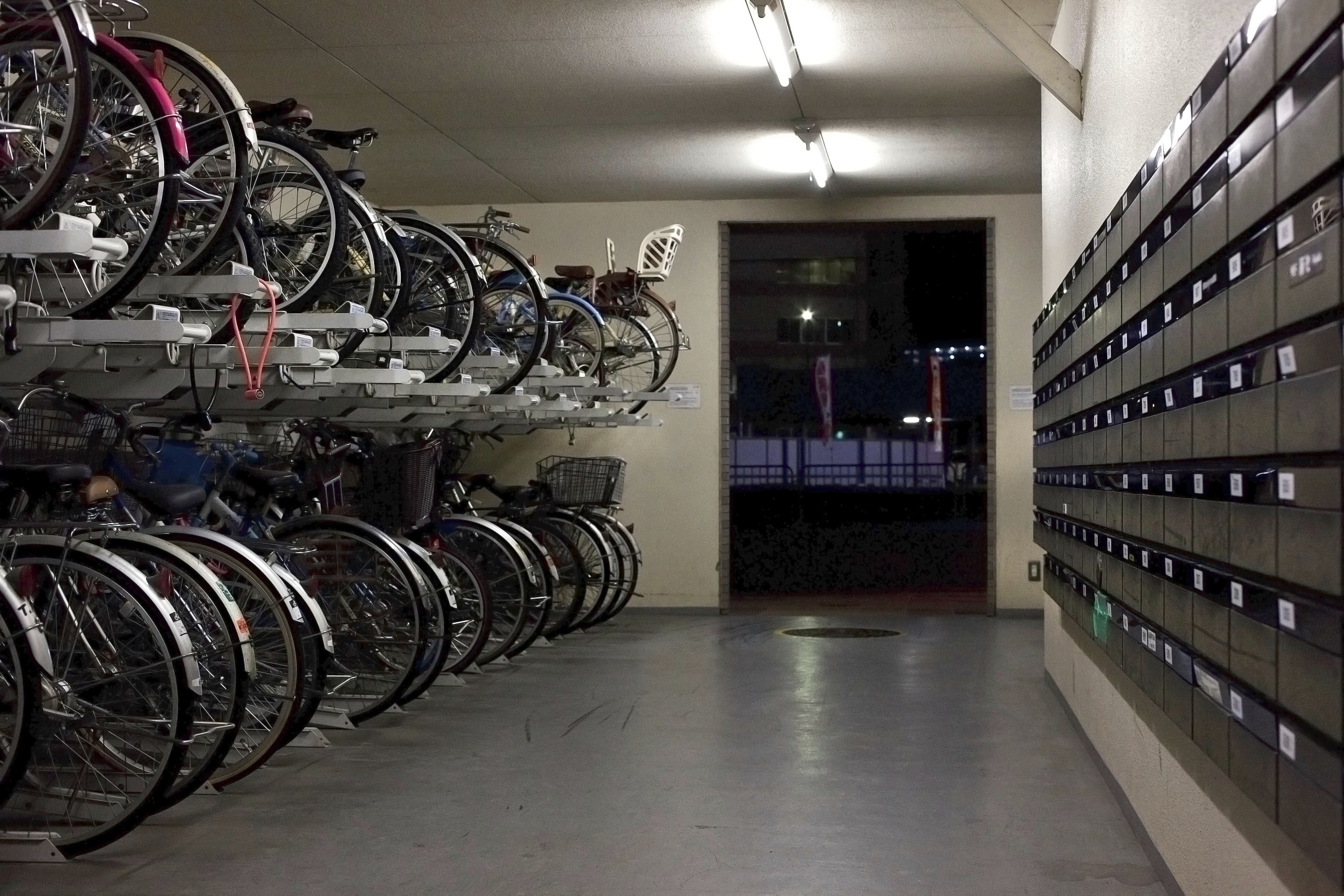 vélo parkés en face des boite aux lettres dans un hall d'immeuble au japon.