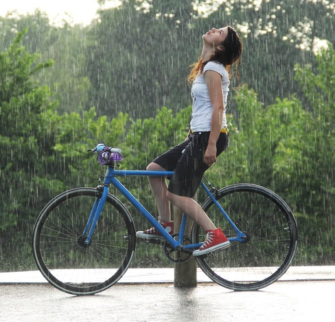 bicycle in rain with no mudguards